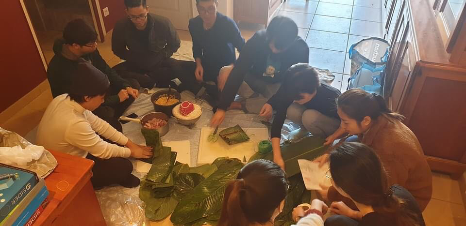 Du học sinh Việt tự gói bánh chưng cho bớt nhớ vị tết quê hương