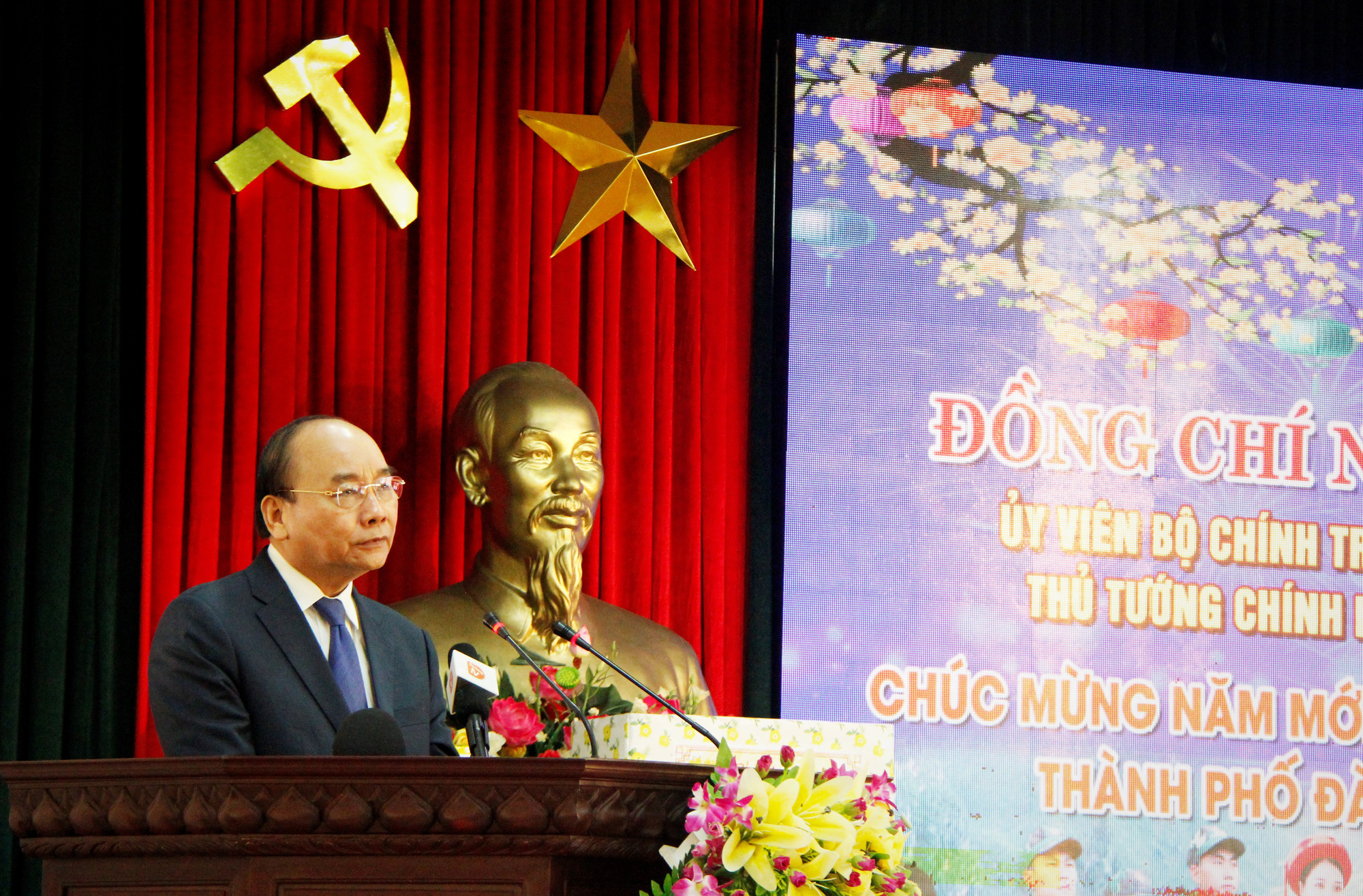 Thủ tướng Nguyễn Xu&acirc;n Ph&uacute;c: Việt Nam được đ&aacute;nh gi&aacute; l&agrave; nước c&oacute; phương ph&aacute;p chống dịch &iacute;t tốn k&eacute;m nhất - Ảnh 2.