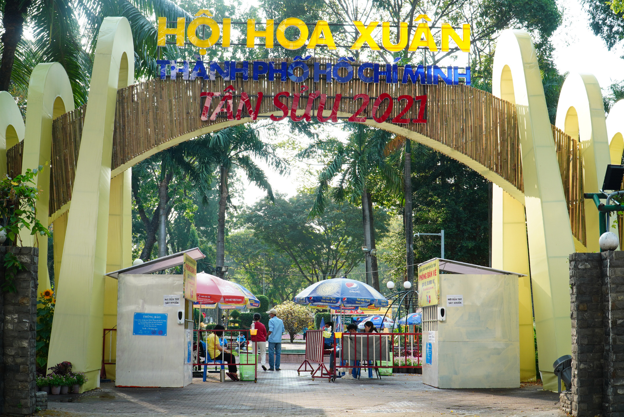 TP HCM vắng lặng trong ngày mùng 1 Tết - Ảnh 23.