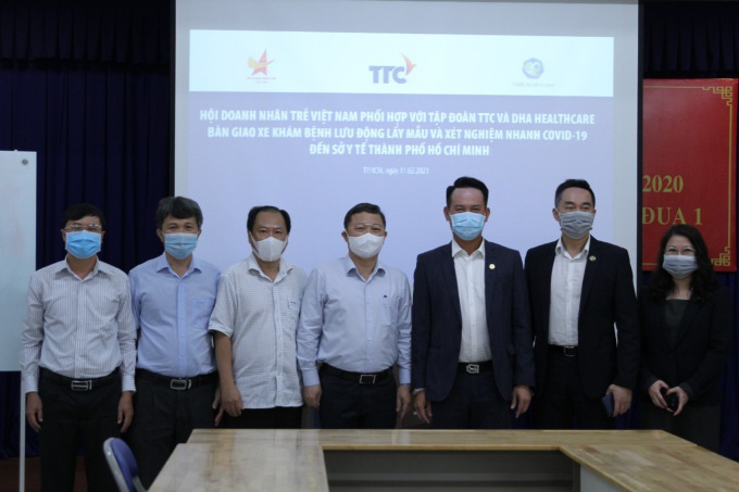 Hội Doanh nh&acirc;n Trẻ Việt Nam c&ugrave;ng TTC v&agrave; DHA Healthcare b&agrave;n giao xe kh&aacute;m bệnh lưu động cho Sở Y tế TP HCM  - Ảnh 1.