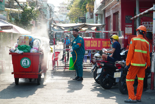 TP HCM vắng lặng trong ngày mùng 1 Tết - Ảnh 33.