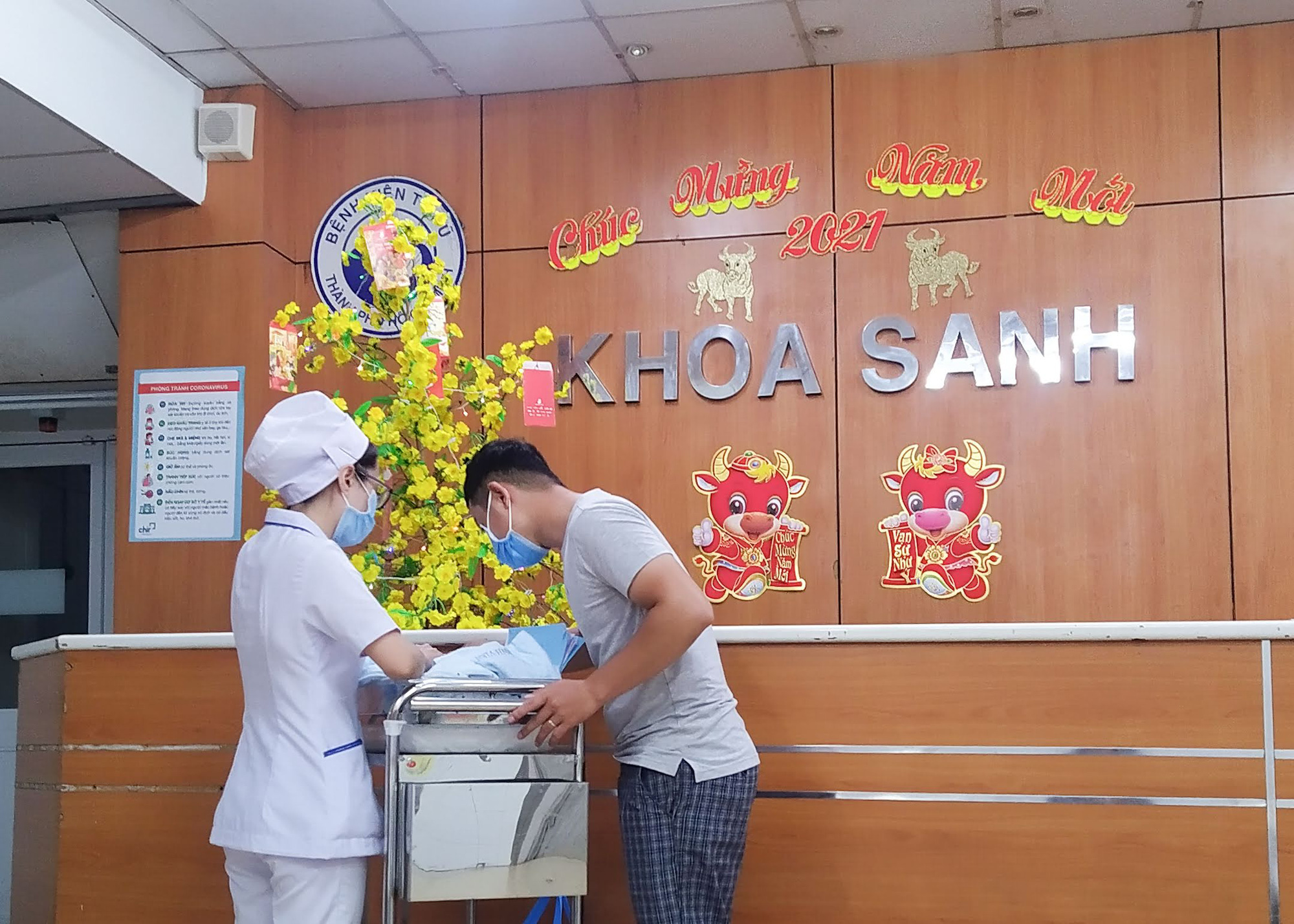Đ&uacute;ng giao thừa, 5 em b&eacute; c&ugrave;ng cất tiếng kh&oacute;c ch&agrave;o đời tại TP HCM - Ảnh 9.