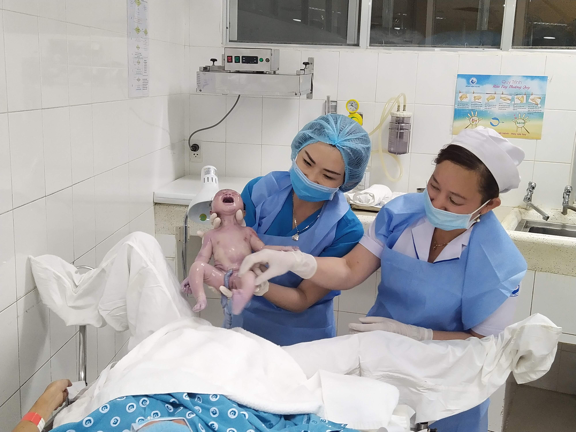 Đ&uacute;ng giao thừa, 5 em b&eacute; c&ugrave;ng cất tiếng kh&oacute;c ch&agrave;o đời tại TP HCM - Ảnh 3.