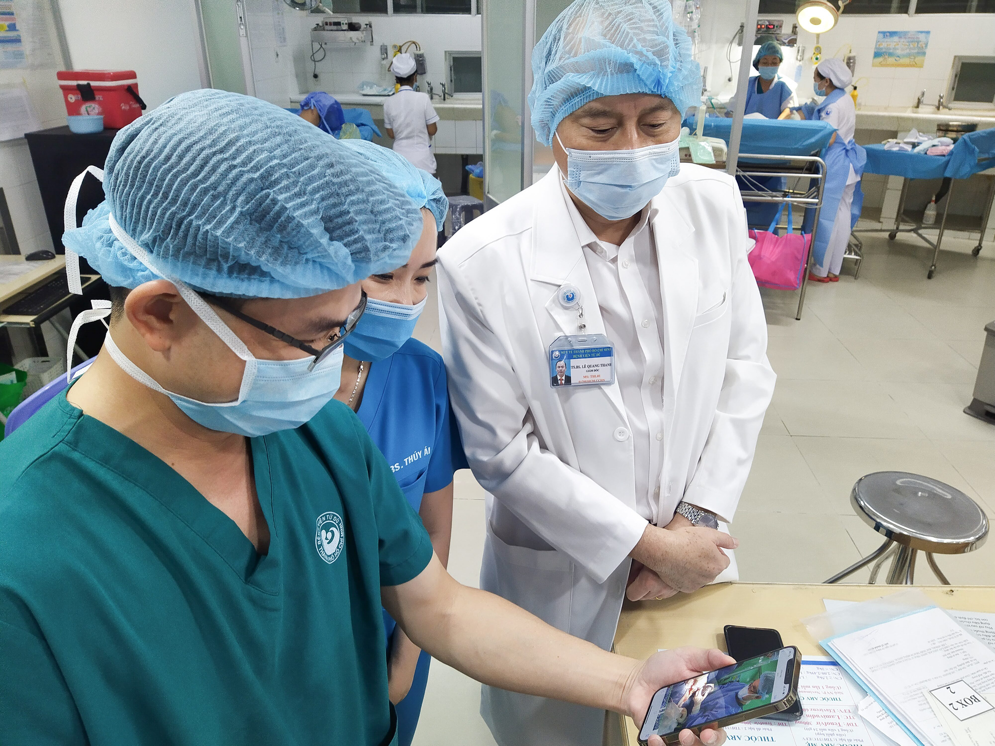 Đ&uacute;ng giao thừa, 5 em b&eacute; c&ugrave;ng cất tiếng kh&oacute;c ch&agrave;o đời tại TP HCM - Ảnh 5.