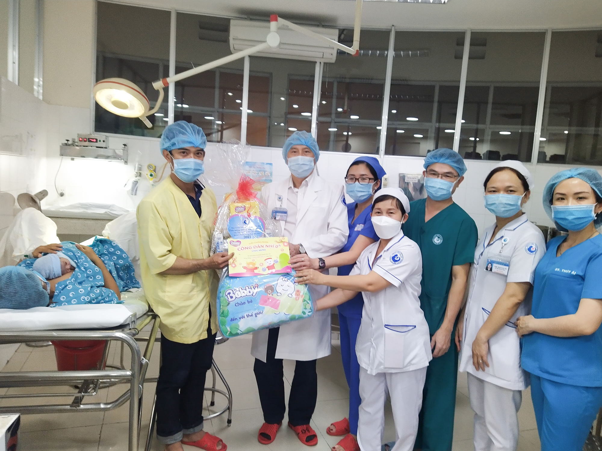 Đ&uacute;ng giao thừa, 5 em b&eacute; c&ugrave;ng cất tiếng kh&oacute;c ch&agrave;o đời tại TP HCM - Ảnh 8.