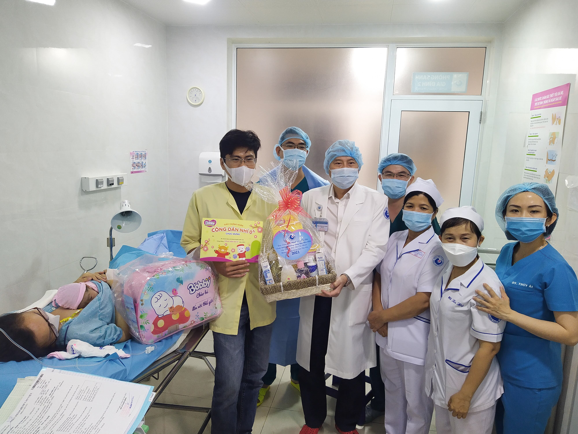 Đ&uacute;ng giao thừa, 5 em b&eacute; c&ugrave;ng cất tiếng kh&oacute;c ch&agrave;o đời tại TP HCM - Ảnh 7.