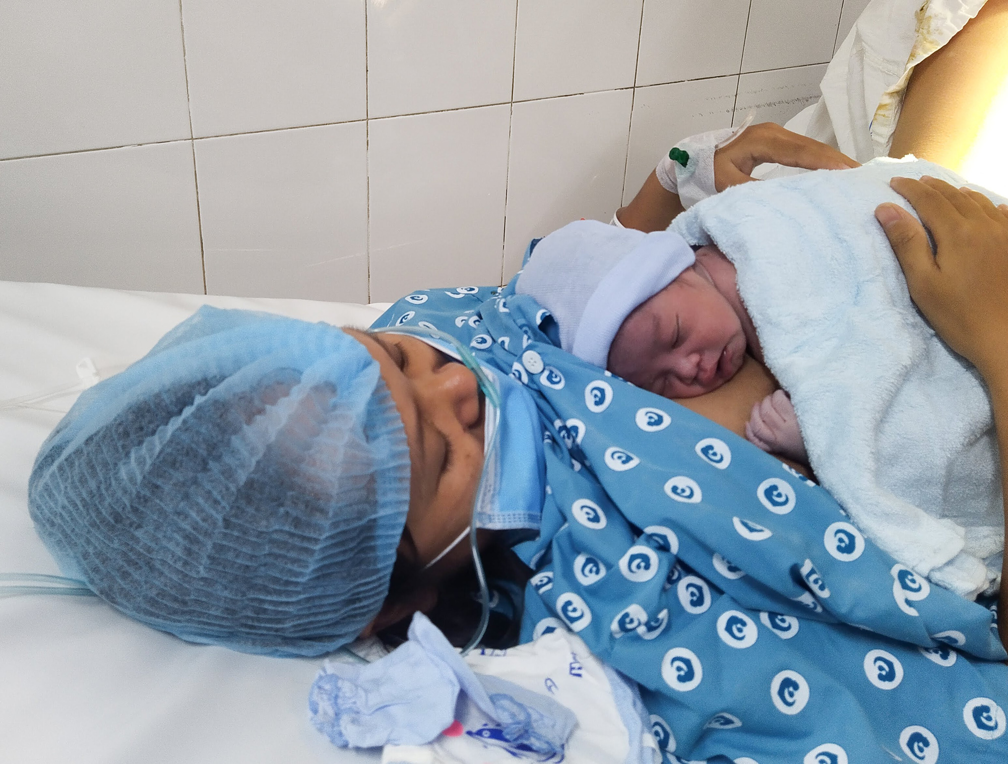 Đ&uacute;ng giao thừa, 5 em b&eacute; c&ugrave;ng cất tiếng kh&oacute;c ch&agrave;o đời tại TP HCM - Ảnh 2.