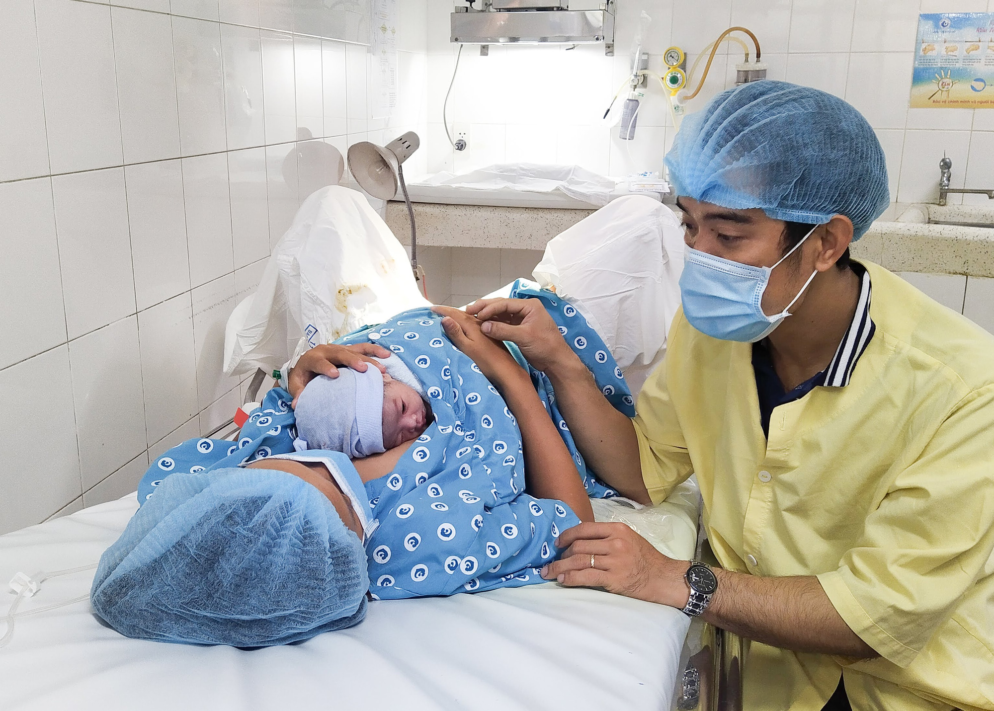 Đúng giao thừa, 5 em bé cùng cất tiếng khóc chào đời tại TP HCM