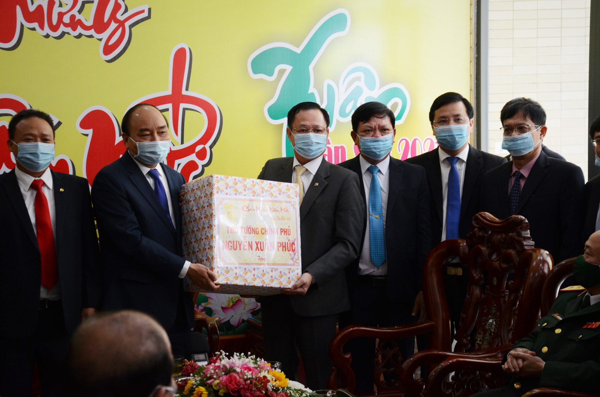 Thủ tướng Nguyễn Xu&acirc;n Ph&uacute;c: Việt Nam được đ&aacute;nh gi&aacute; l&agrave; nước c&oacute; phương ph&aacute;p chống dịch &iacute;t tốn k&eacute;m nhất - Ảnh 4.