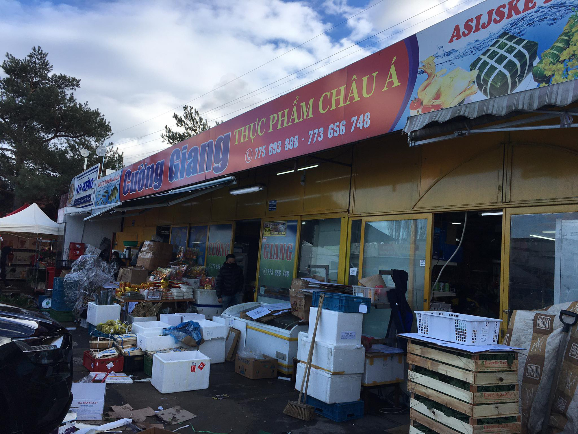 Người Việt đi sắm Tết ở tr&aacute;i tim của ch&acirc;u &Acirc;u - Ảnh 3.