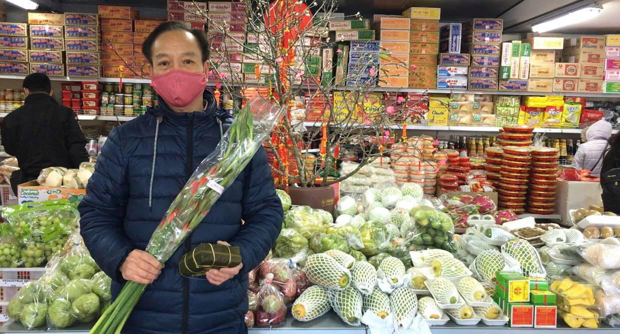 Người Việt đi sắm Tết ở "trái tim của châu Âu"
