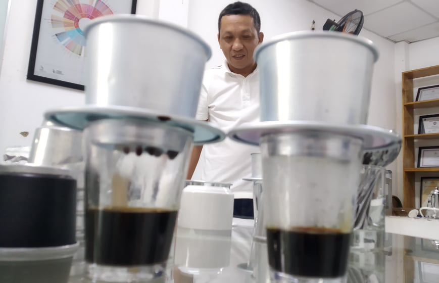 Đầu năm gặp gỡ người “chuẩn hóa” cà phê pha phin