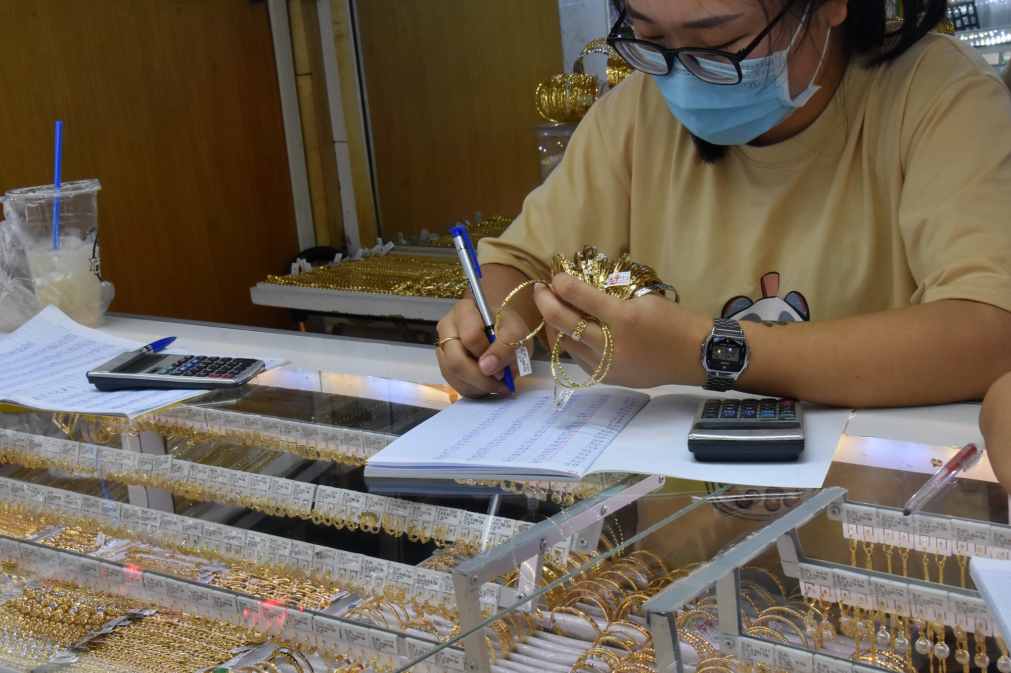 Giá vàng hôm nay 13-2: Đà giảm khựng lại dù các quỹ đầu tư bán 4,52 tấn vàng