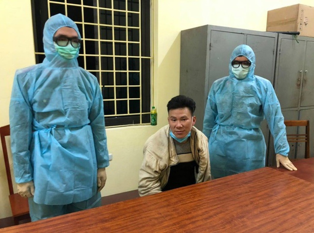 Trốn truy n&atilde; gần 1 năm, bị t&oacute;m gọn v&agrave;o chiều m&ugrave;ng 1 khi m&ograve; về nh&agrave; ăn Tết - Ảnh 1.