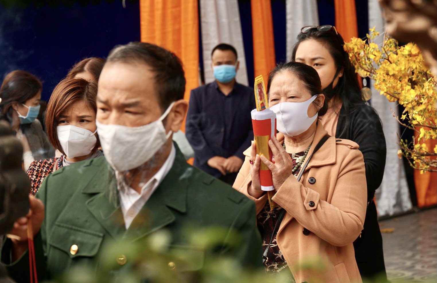 Đông nghẹt người đeo khẩu trang đi chùa mùng 2 Tết - Ảnh 13.