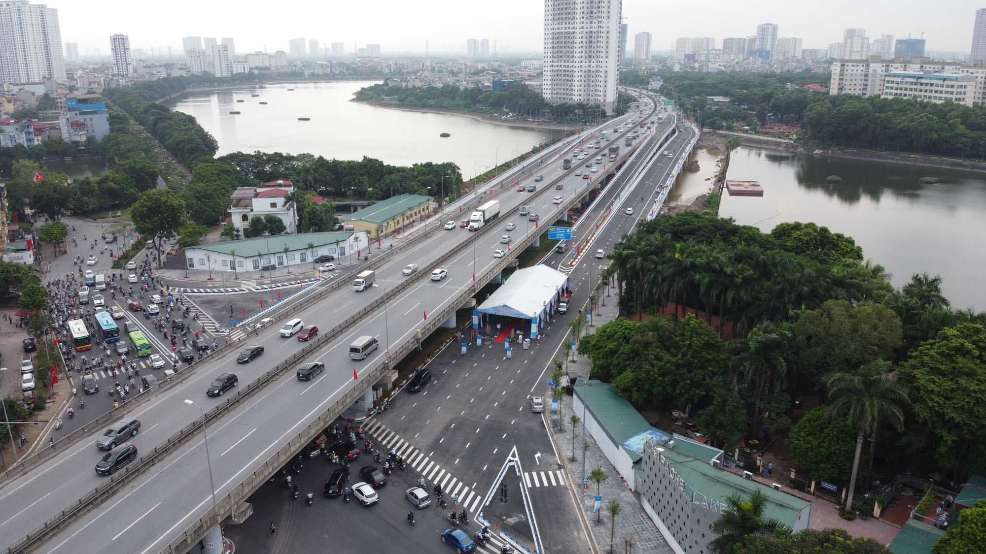 Toàn cảnh những công trình gỡ ùn tắc giao thông cho Hà Nội thời gian qua - Ảnh 2.