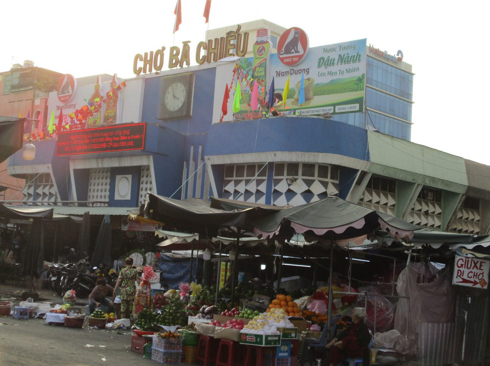 Ng&aacute;n đồ Tết, người d&acirc;n tấp nập mua rau xanh, b&aacute;nh m&igrave; - Ảnh 1.