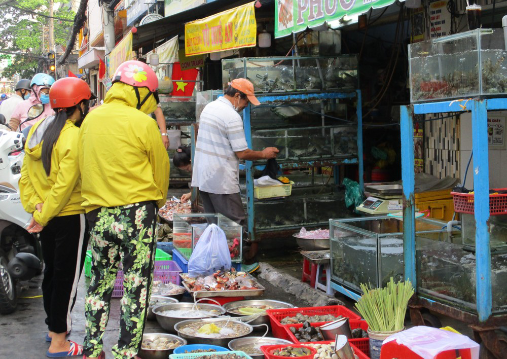 Ng&aacute;n đồ Tết, người d&acirc;n tấp nập mua rau xanh, b&aacute;nh m&igrave; - Ảnh 2.
