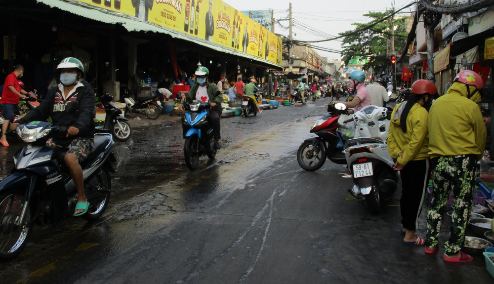 Ng&aacute;n đồ Tết, người d&acirc;n tấp nập mua rau xanh, b&aacute;nh m&igrave; - Ảnh 3.