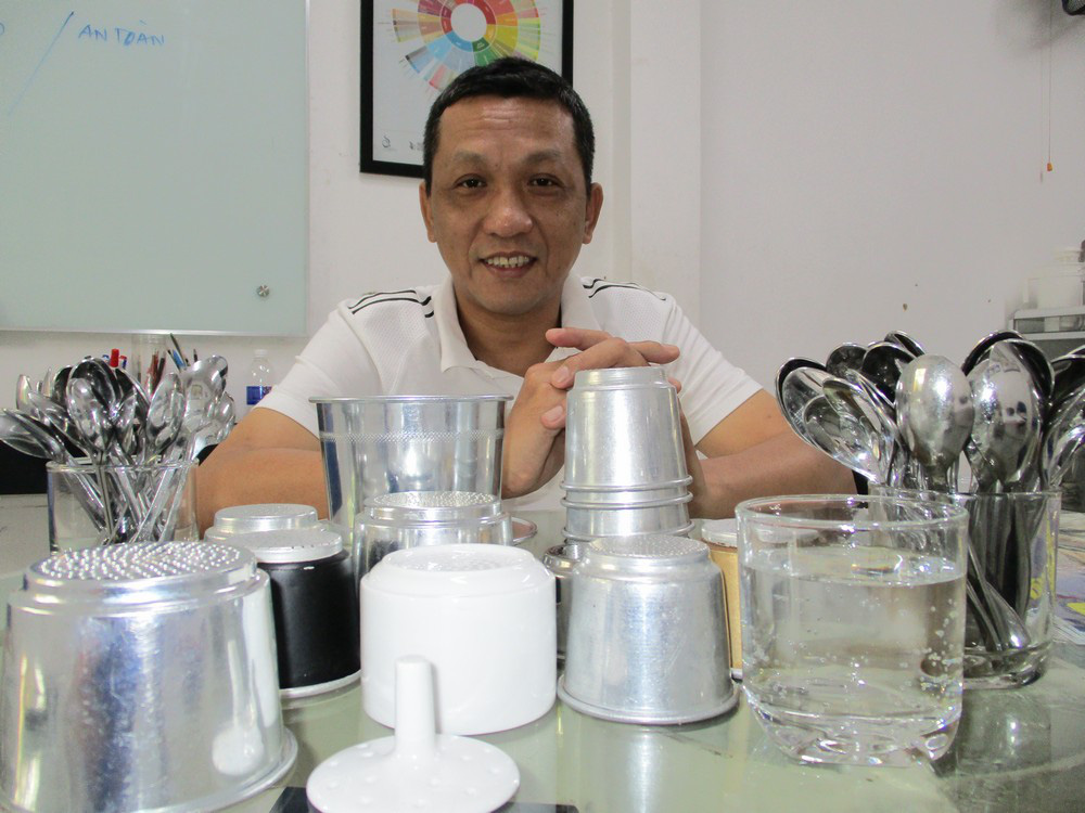 Đầu năm gặp gỡ người &ldquo;chuẩn h&oacute;a&rdquo; c&agrave; ph&ecirc; pha phin - Ảnh 2.
