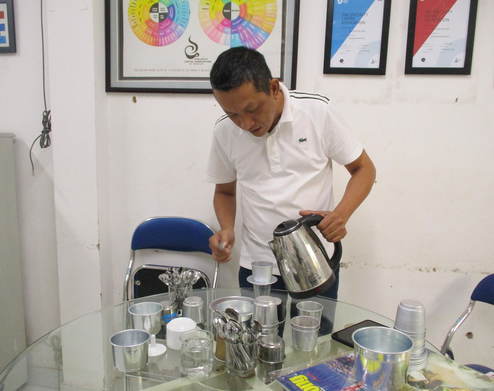 Đầu năm gặp gỡ người &ldquo;chuẩn h&oacute;a&rdquo; c&agrave; ph&ecirc; pha phin - Ảnh 3.
