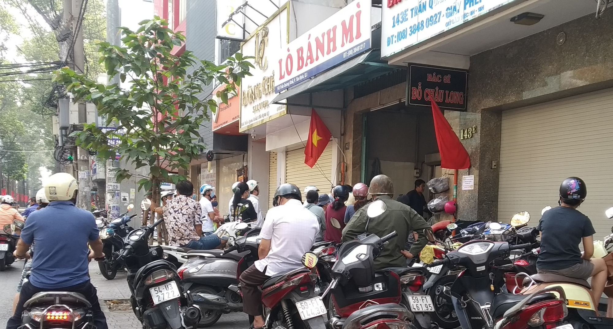 Ngán đồ Tết, người dân tấp nập mua rau xanh, bánh mì