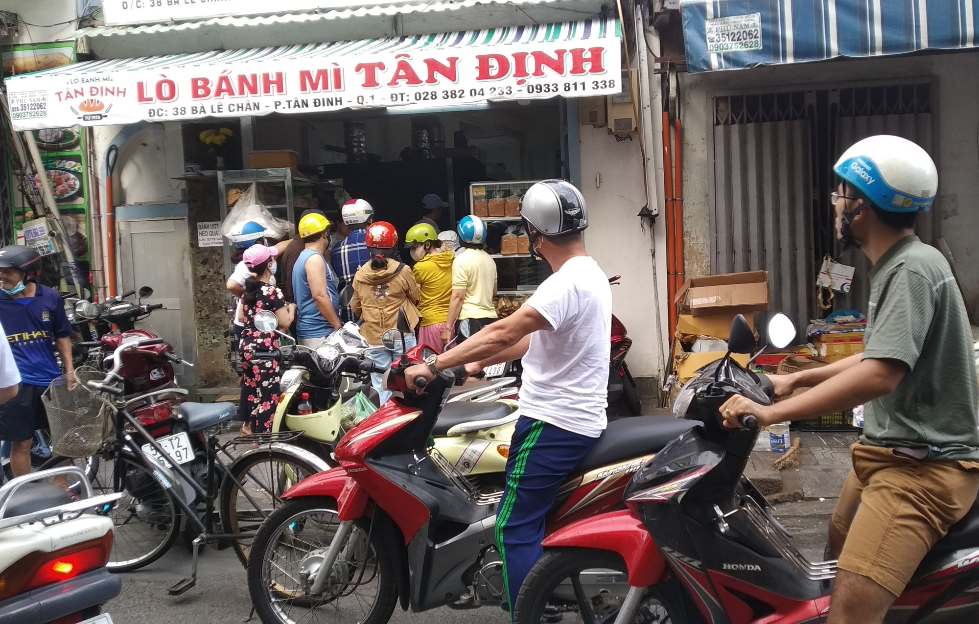 Ng&aacute;n đồ Tết, người d&acirc;n tấp nập mua rau xanh, b&aacute;nh m&igrave; - Ảnh 7.