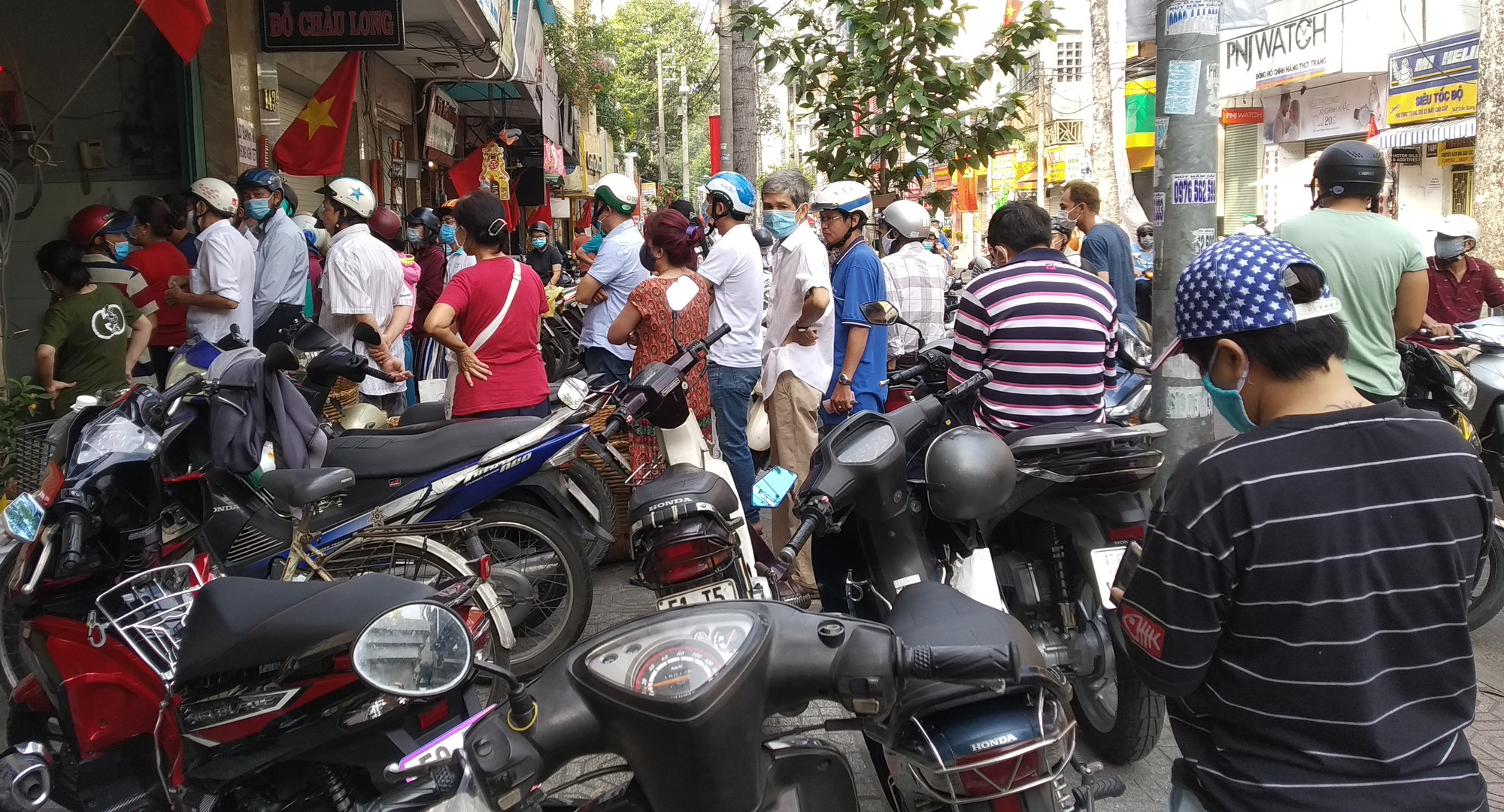 Ng&aacute;n đồ Tết, người d&acirc;n tấp nập mua rau xanh, b&aacute;nh m&igrave; - Ảnh 9.