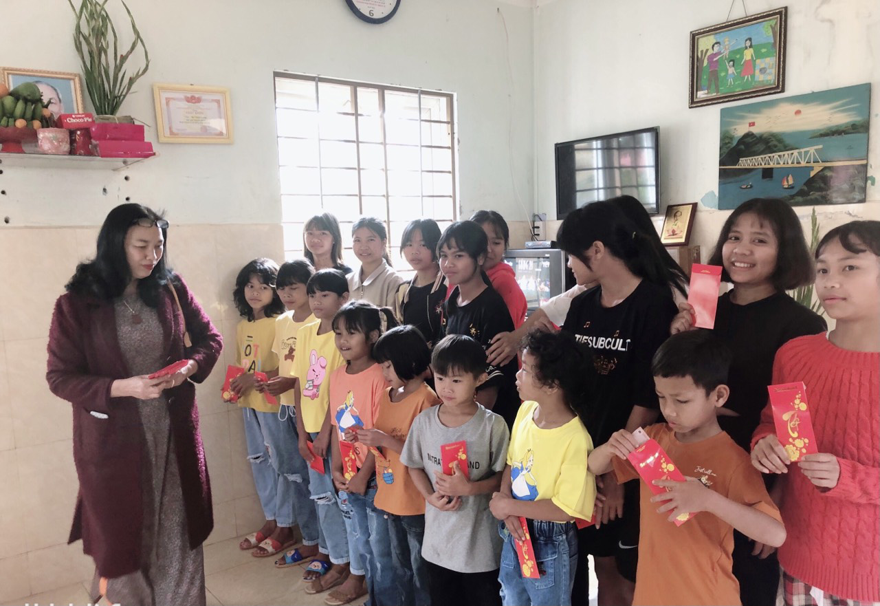 Đón Tết cùng các em mồ côi, cơ nhỡ - Ảnh 4.