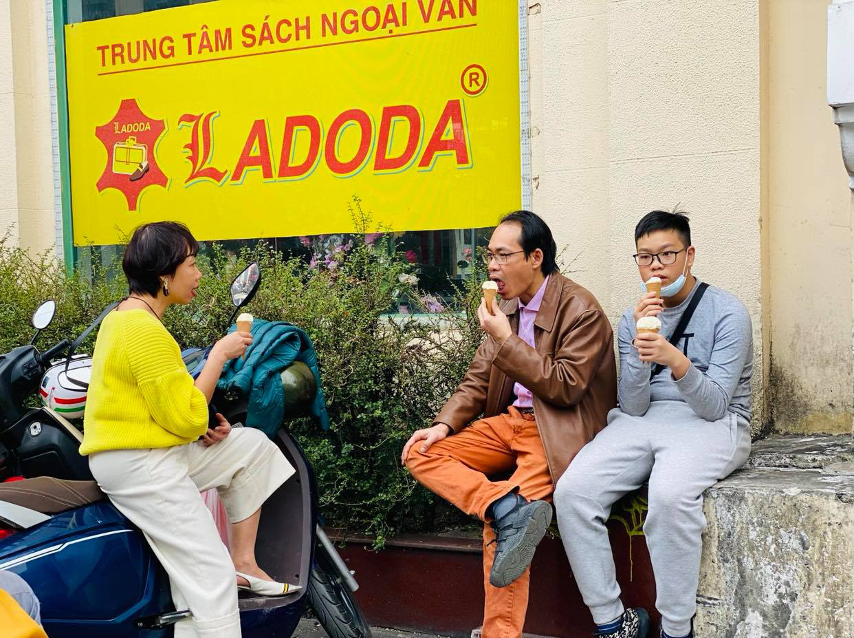 Kh&ocirc;ng về qu&ecirc; hay đi du lịch, người H&agrave; Nội ki&ecirc;n nhẫn xếp h&agrave;ng ăn kem Tr&agrave;ng Tiền đầu xu&acirc;n - Ảnh 11.