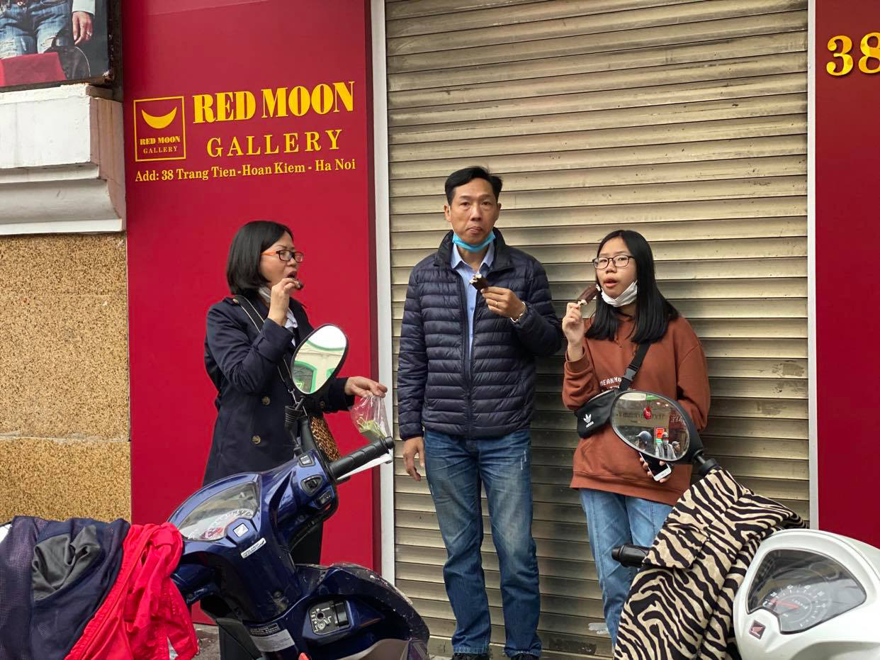 Kh&ocirc;ng về qu&ecirc; hay đi du lịch, người H&agrave; Nội ki&ecirc;n nhẫn xếp h&agrave;ng ăn kem Tr&agrave;ng Tiền đầu xu&acirc;n - Ảnh 12.