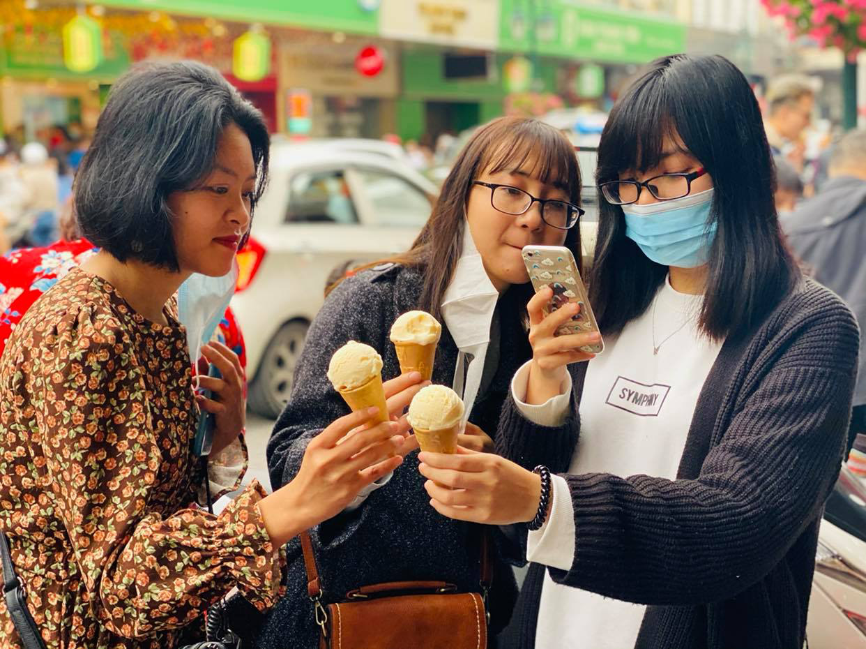Kh&ocirc;ng về qu&ecirc; hay đi du lịch, người H&agrave; Nội ki&ecirc;n nhẫn xếp h&agrave;ng ăn kem Tr&agrave;ng Tiền đầu xu&acirc;n - Ảnh 8.
