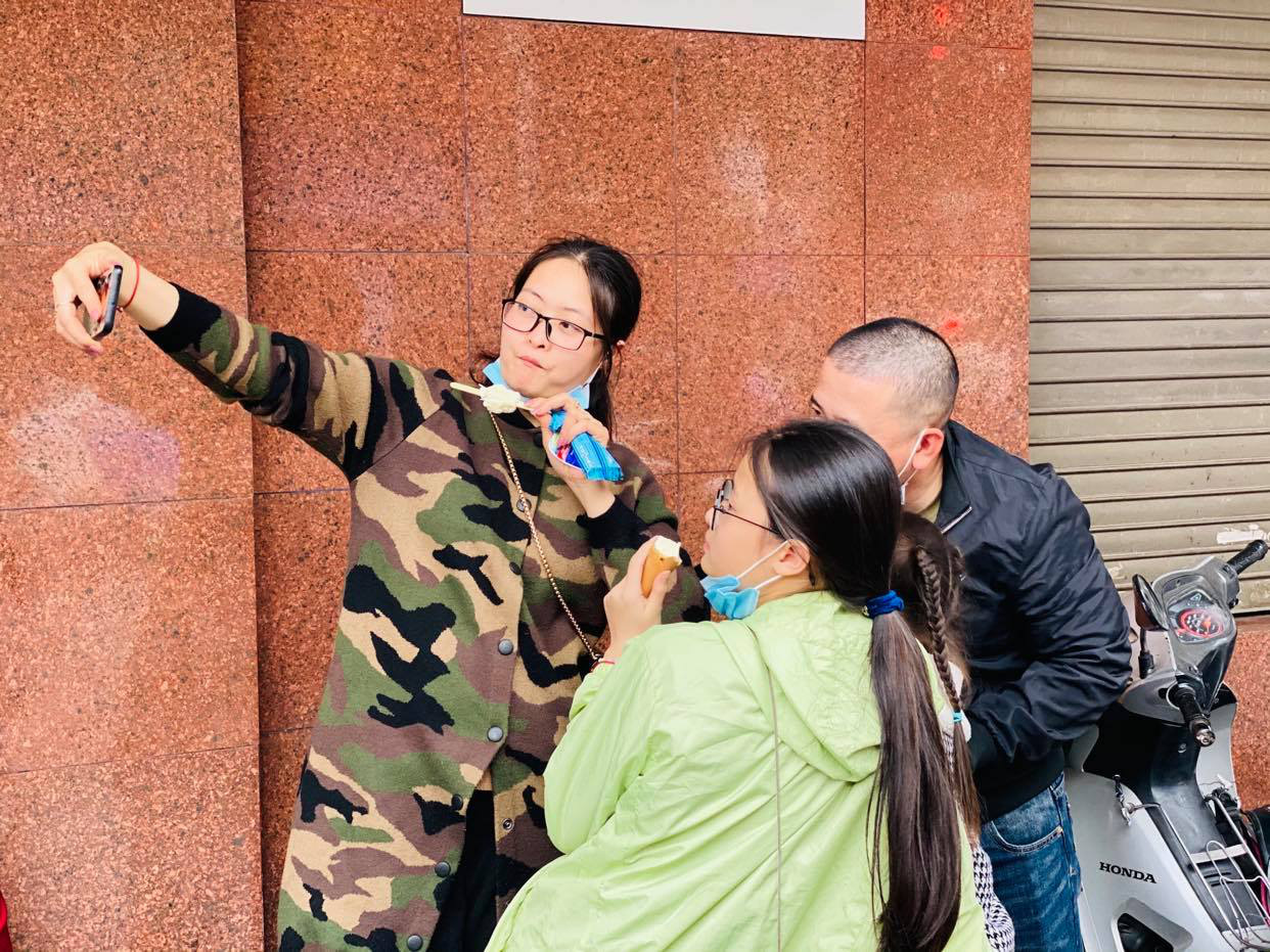 Kh&ocirc;ng về qu&ecirc; hay đi du lịch, người H&agrave; Nội ki&ecirc;n nhẫn xếp h&agrave;ng ăn kem Tr&agrave;ng Tiền đầu xu&acirc;n - Ảnh 7.