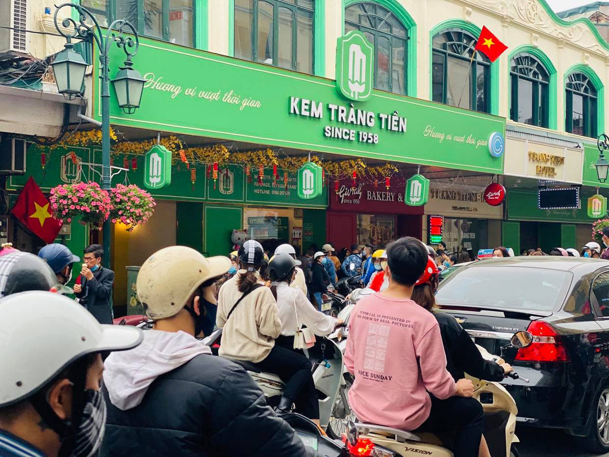 Kh&ocirc;ng về qu&ecirc; hay đi du lịch, người H&agrave; Nội ki&ecirc;n nhẫn xếp h&agrave;ng ăn kem Tr&agrave;ng Tiền đầu xu&acirc;n - Ảnh 2.