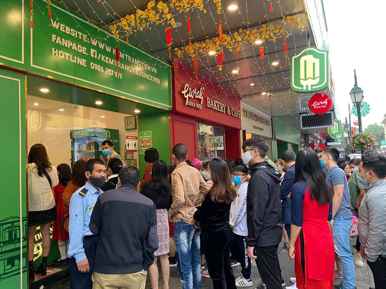 Kh&ocirc;ng về qu&ecirc; hay đi du lịch, người H&agrave; Nội ki&ecirc;n nhẫn xếp h&agrave;ng ăn kem Tr&agrave;ng Tiền đầu xu&acirc;n - Ảnh 5.