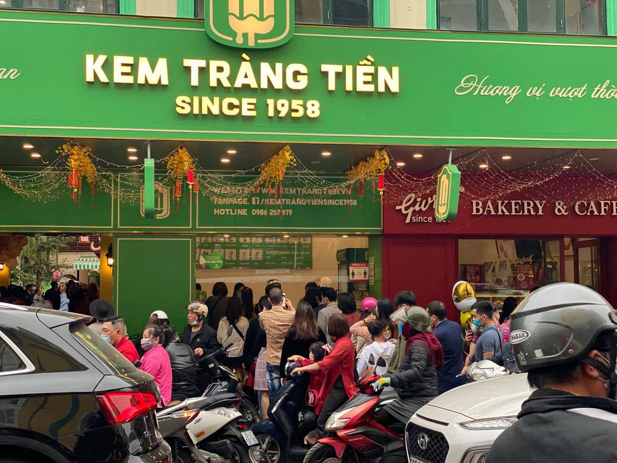 Kh&ocirc;ng về qu&ecirc; hay đi du lịch, người H&agrave; Nội ki&ecirc;n nhẫn xếp h&agrave;ng ăn kem Tr&agrave;ng Tiền đầu xu&acirc;n - Ảnh 3.
