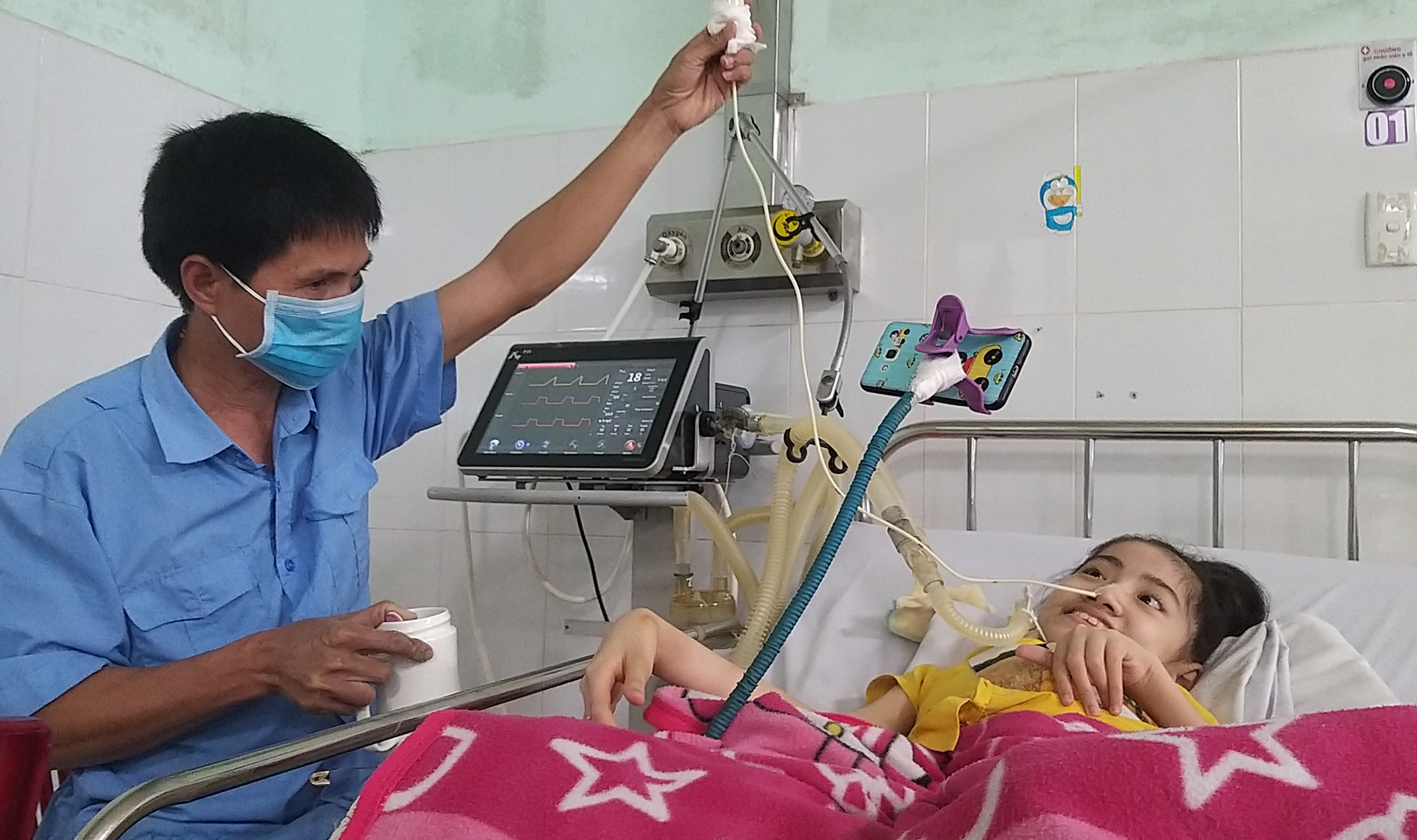 Chuyện cảm động về người cha 8 năm đón Tết cùng con ở bệnh viện