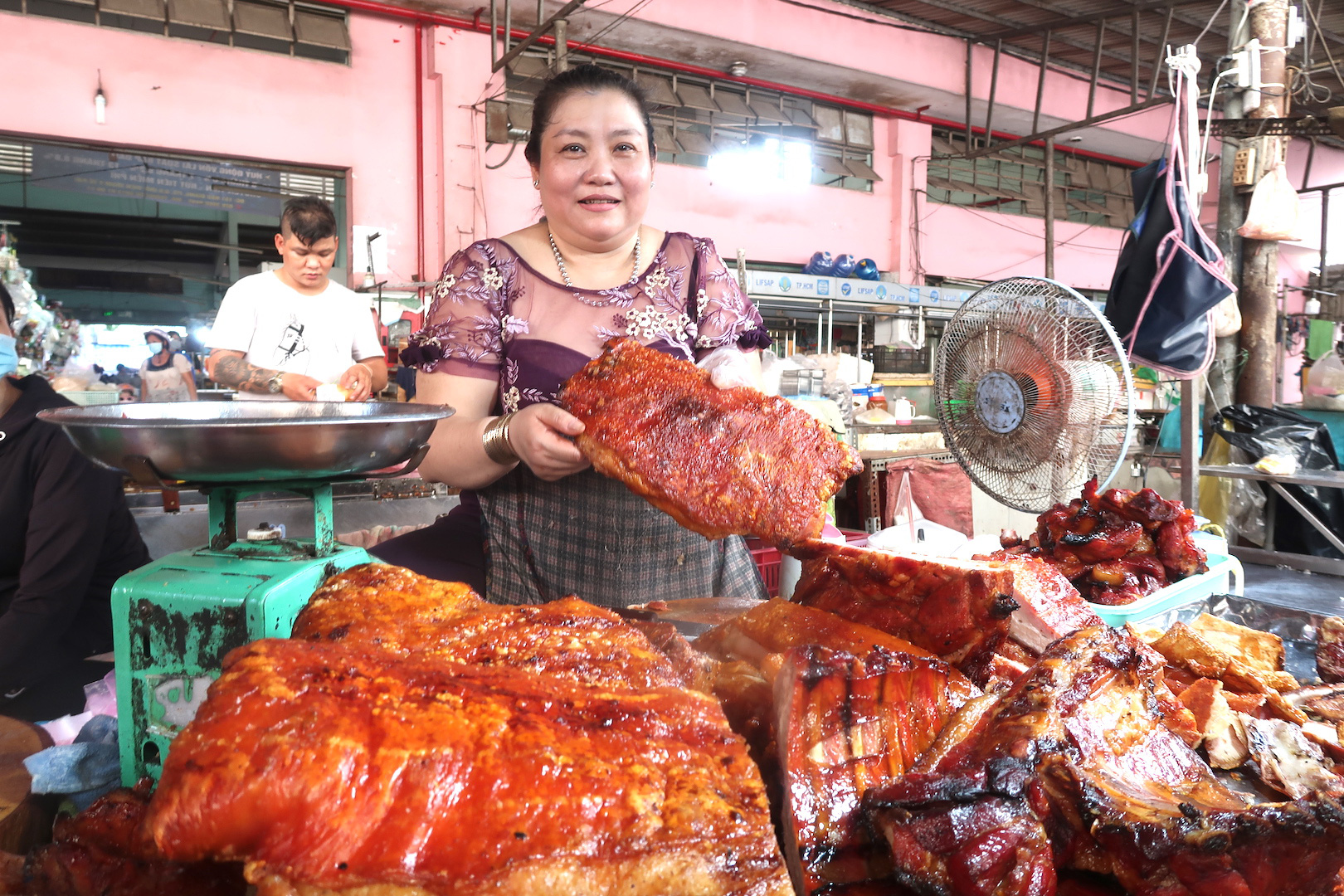 &ldquo;Chết th&egrave;m&rdquo; với h&agrave;ng heo quay da gi&ograve;n, vịt quay v&agrave;ng ươm si&ecirc;u đ&ocirc;ng kh&aacute;ch - Ảnh 5.