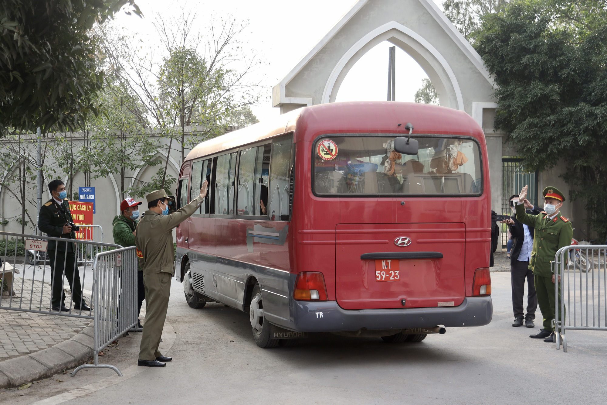 109 học sinh, phụ huynh v&agrave; gi&aacute;o vi&ecirc;n trường tiểu học Xu&acirc;n Phương được về nh&agrave; - Ảnh 15.