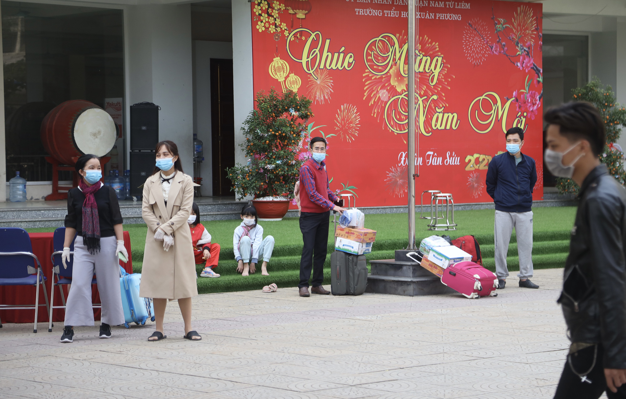 109 học sinh, phụ huynh v&agrave; gi&aacute;o vi&ecirc;n trường tiểu học Xu&acirc;n Phương được về nh&agrave; - Ảnh 4.