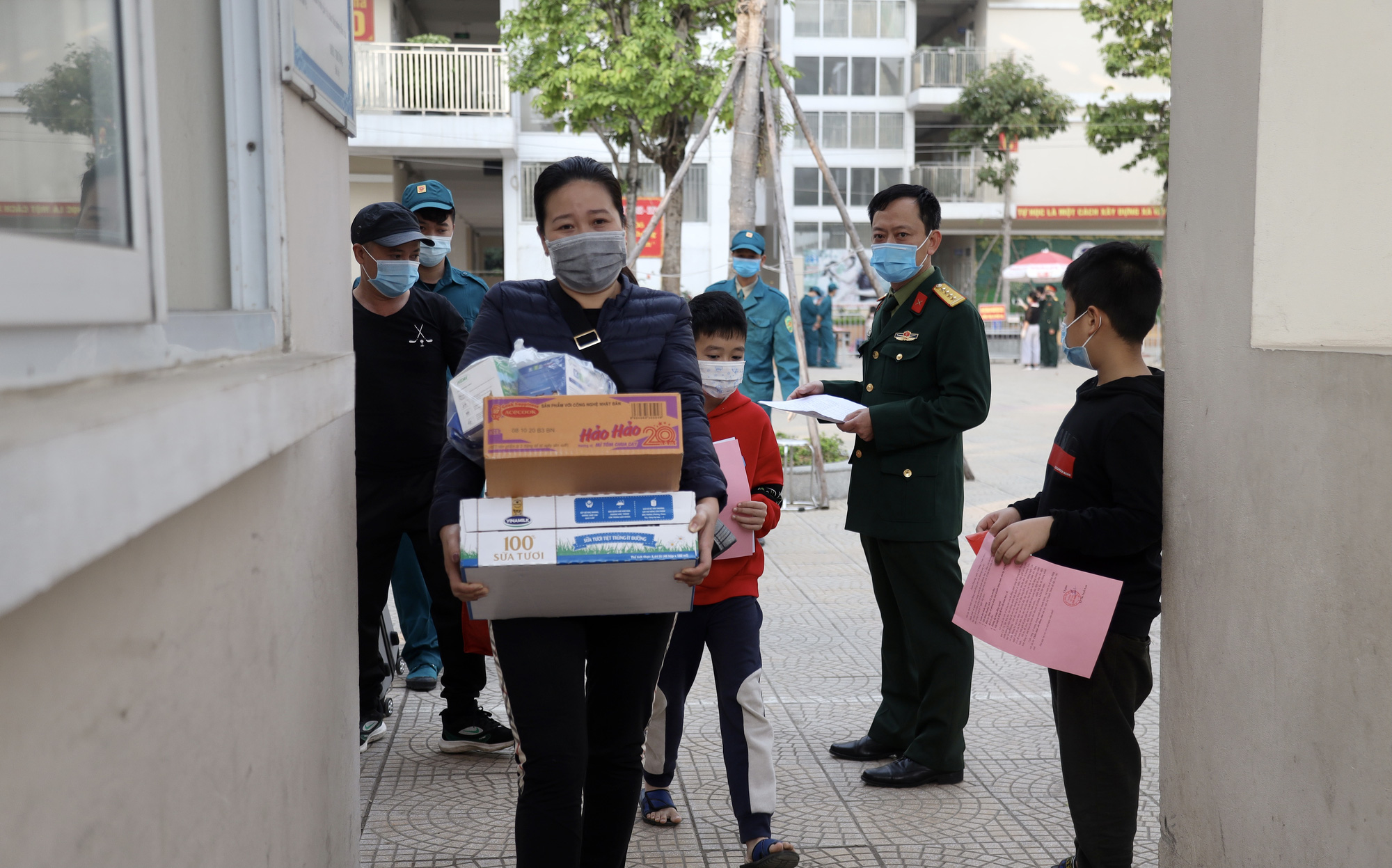 109 học sinh, phụ huynh v&agrave; gi&aacute;o vi&ecirc;n trường tiểu học Xu&acirc;n Phương được về nh&agrave; - Ảnh 5.