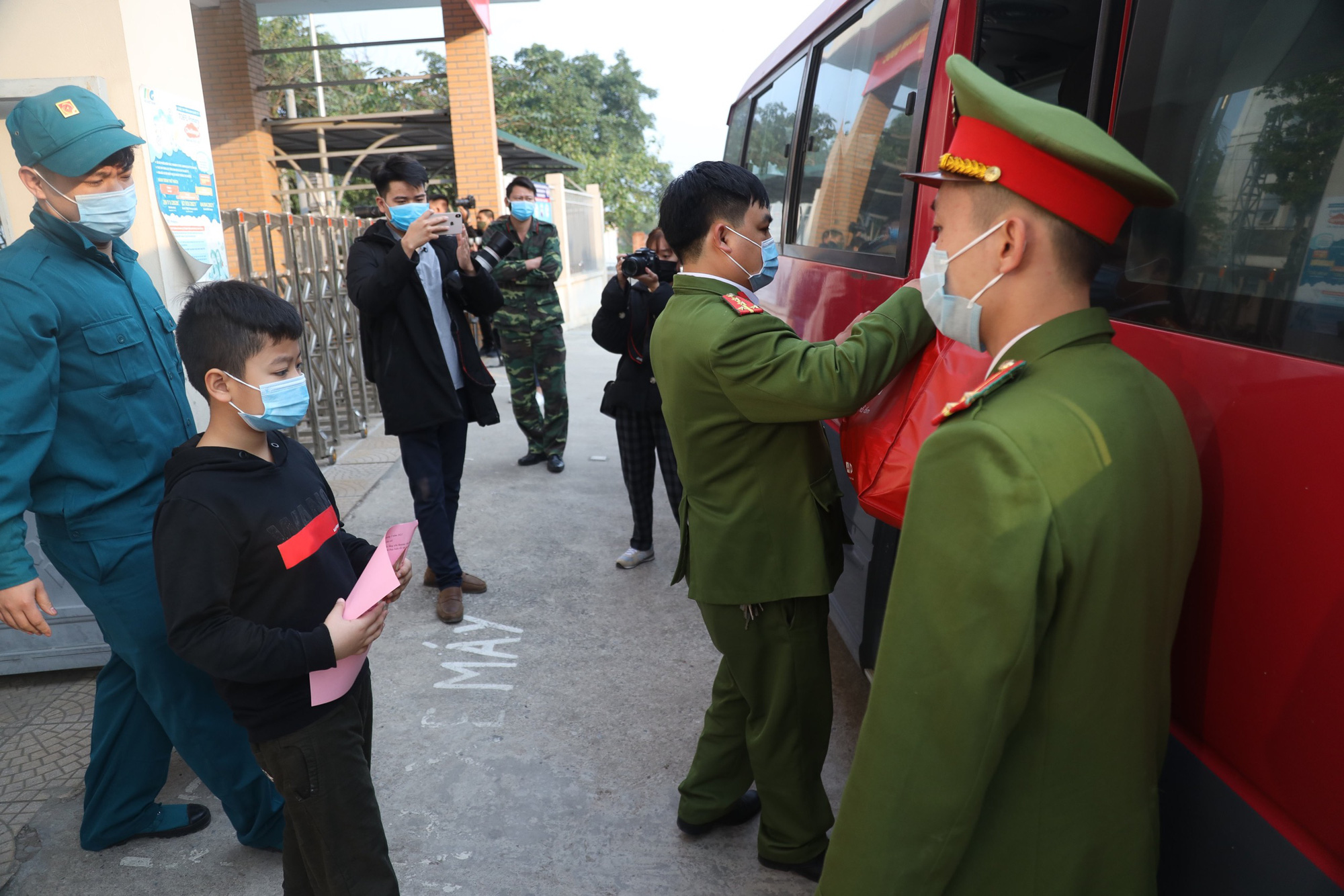109 học sinh, phụ huynh v&agrave; gi&aacute;o vi&ecirc;n trường tiểu học Xu&acirc;n Phương được về nh&agrave; - Ảnh 9.