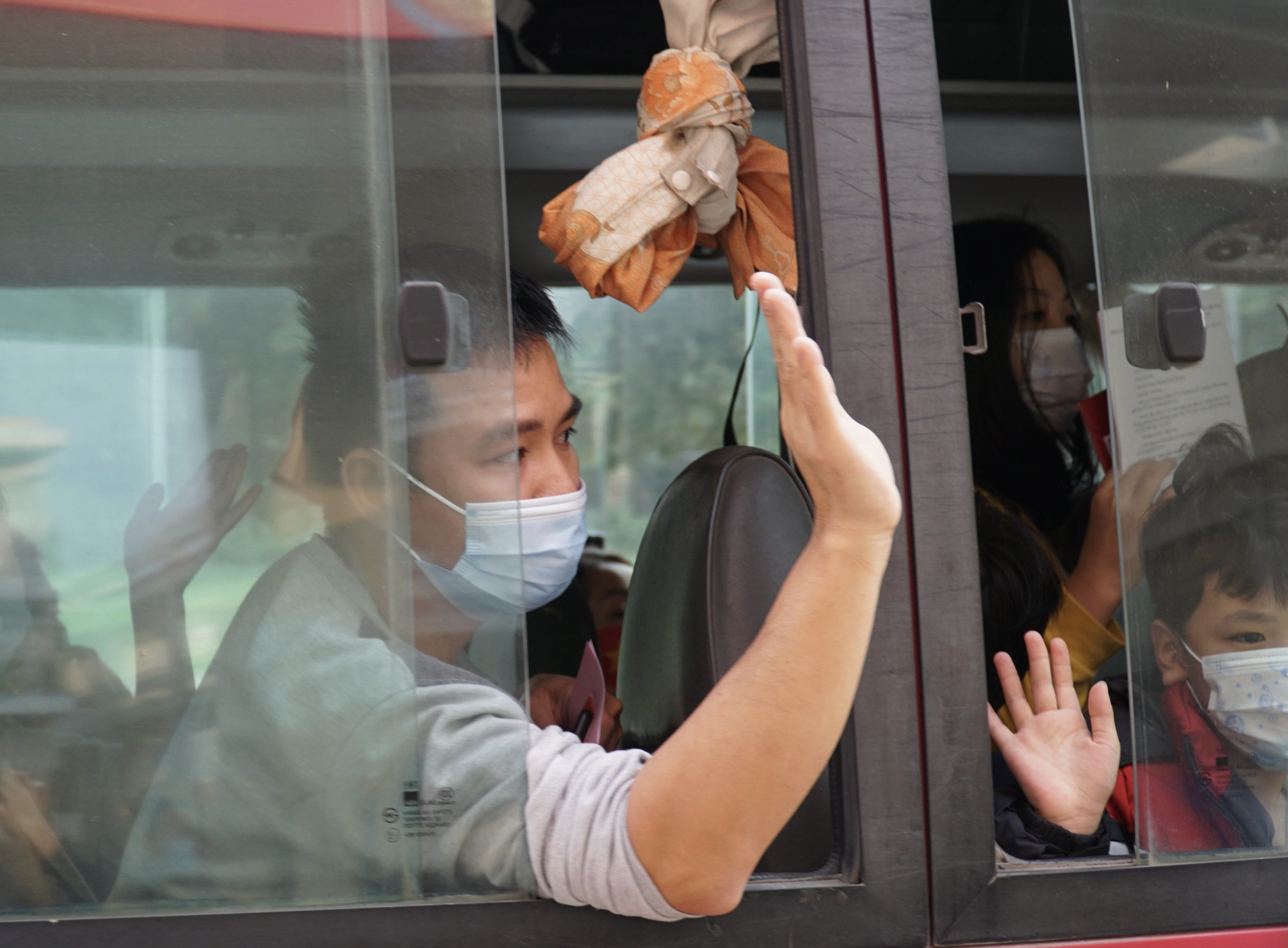 109 học sinh, phụ huynh v&agrave; gi&aacute;o vi&ecirc;n trường tiểu học Xu&acirc;n Phương được về nh&agrave; - Ảnh 13.