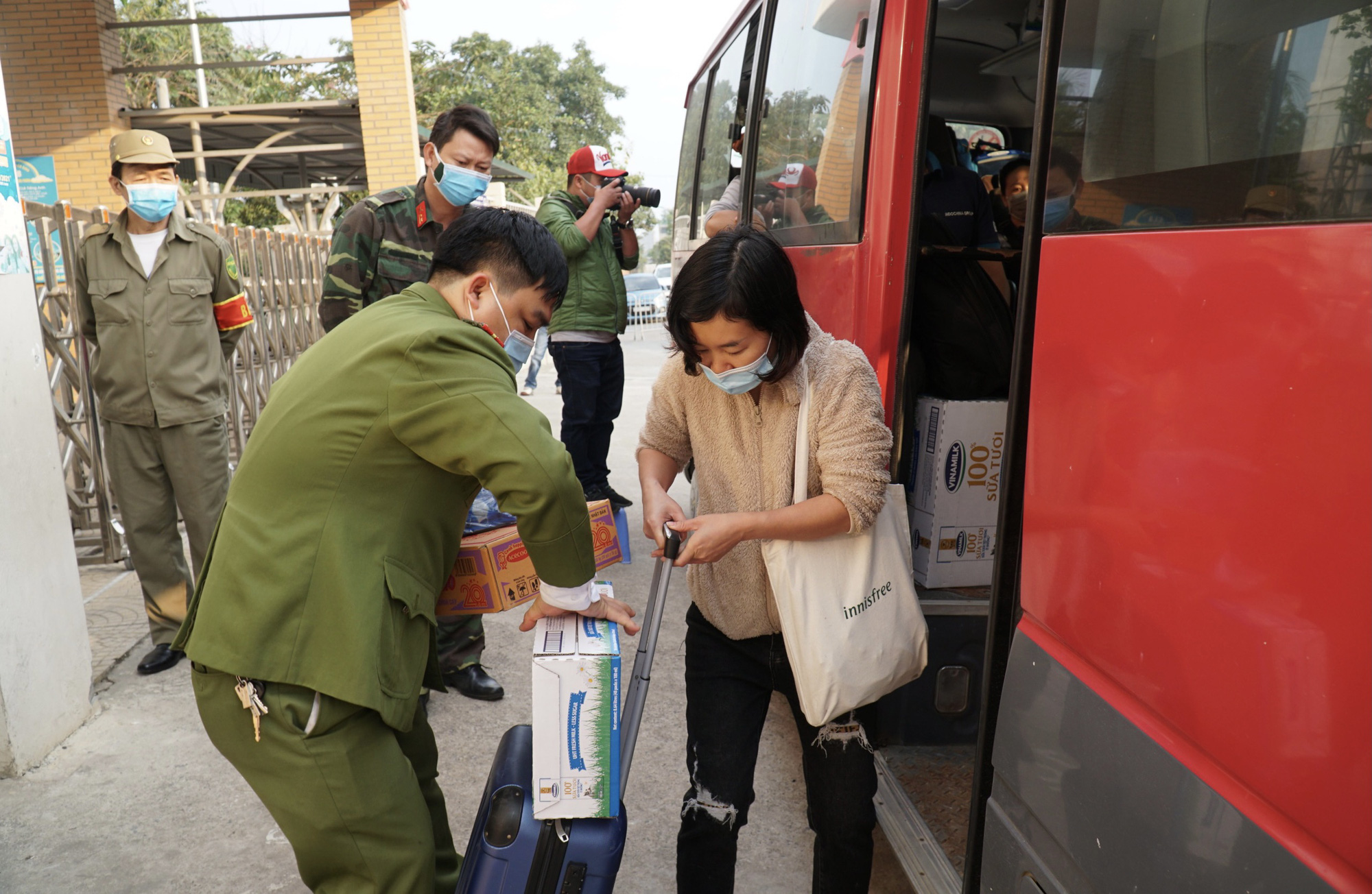 109 học sinh, phụ huynh v&agrave; gi&aacute;o vi&ecirc;n trường tiểu học Xu&acirc;n Phương được về nh&agrave; - Ảnh 8.