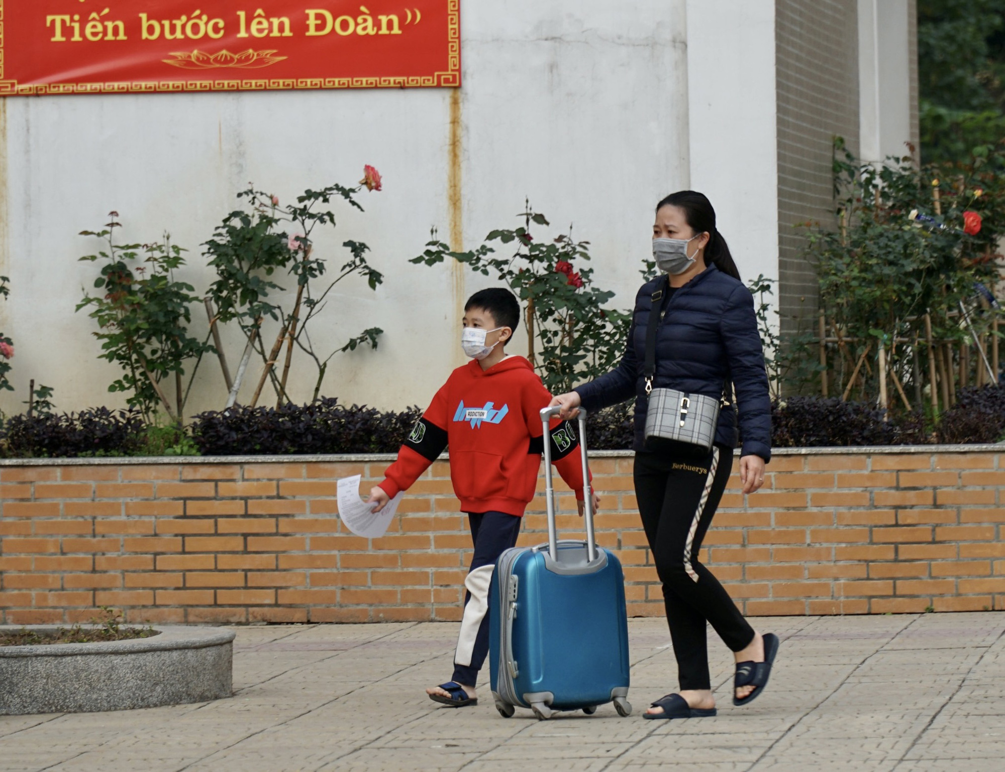 109 học sinh, phụ huynh v&agrave; gi&aacute;o vi&ecirc;n trường tiểu học Xu&acirc;n Phương được về nh&agrave; - Ảnh 7.