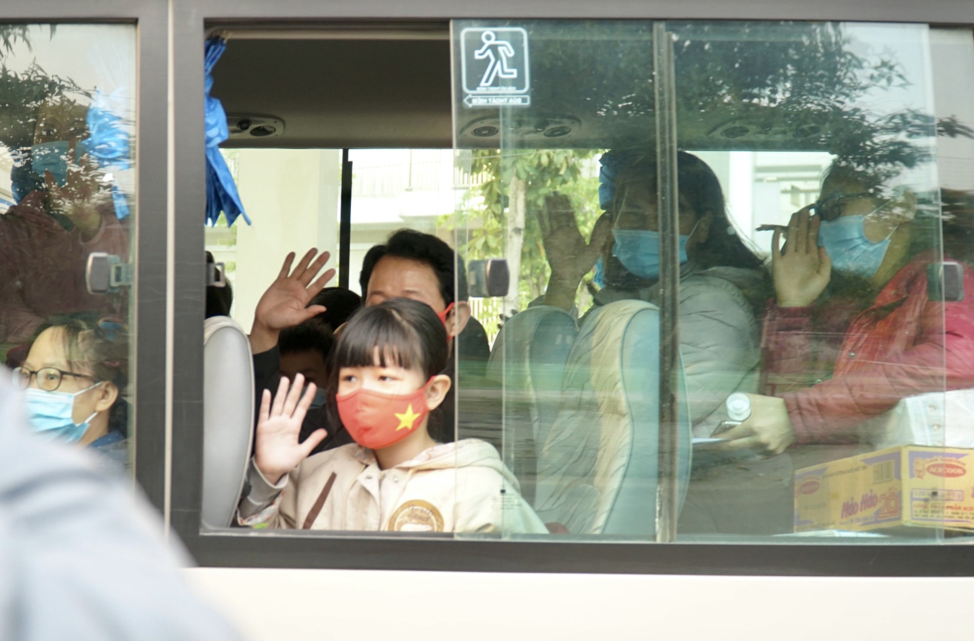 109 học sinh, phụ huynh v&agrave; gi&aacute;o vi&ecirc;n trường tiểu học Xu&acirc;n Phương được về nh&agrave; - Ảnh 10.