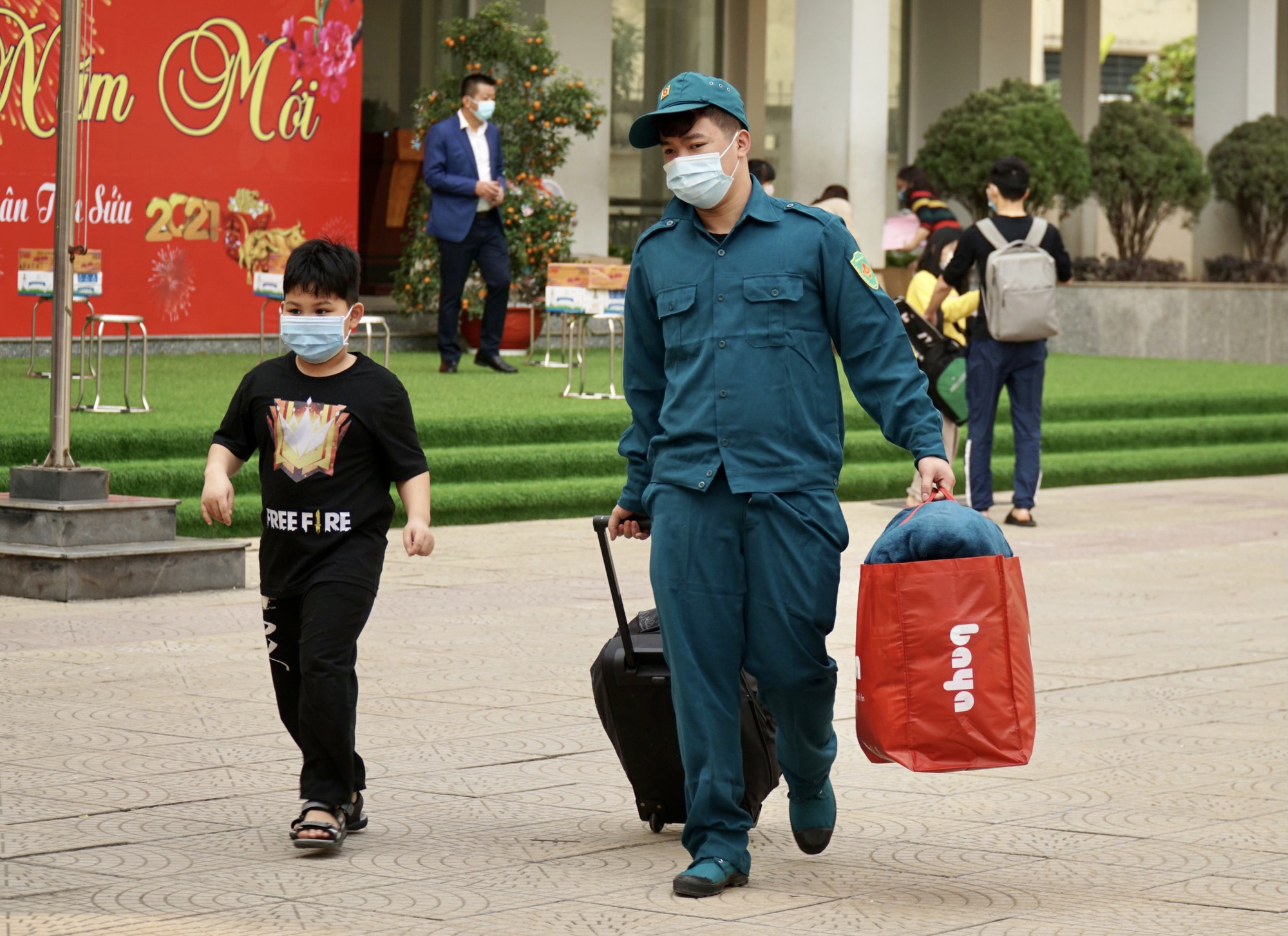 109 học sinh, phụ huynh v&agrave; gi&aacute;o vi&ecirc;n trường tiểu học Xu&acirc;n Phương được về nh&agrave; - Ảnh 6.