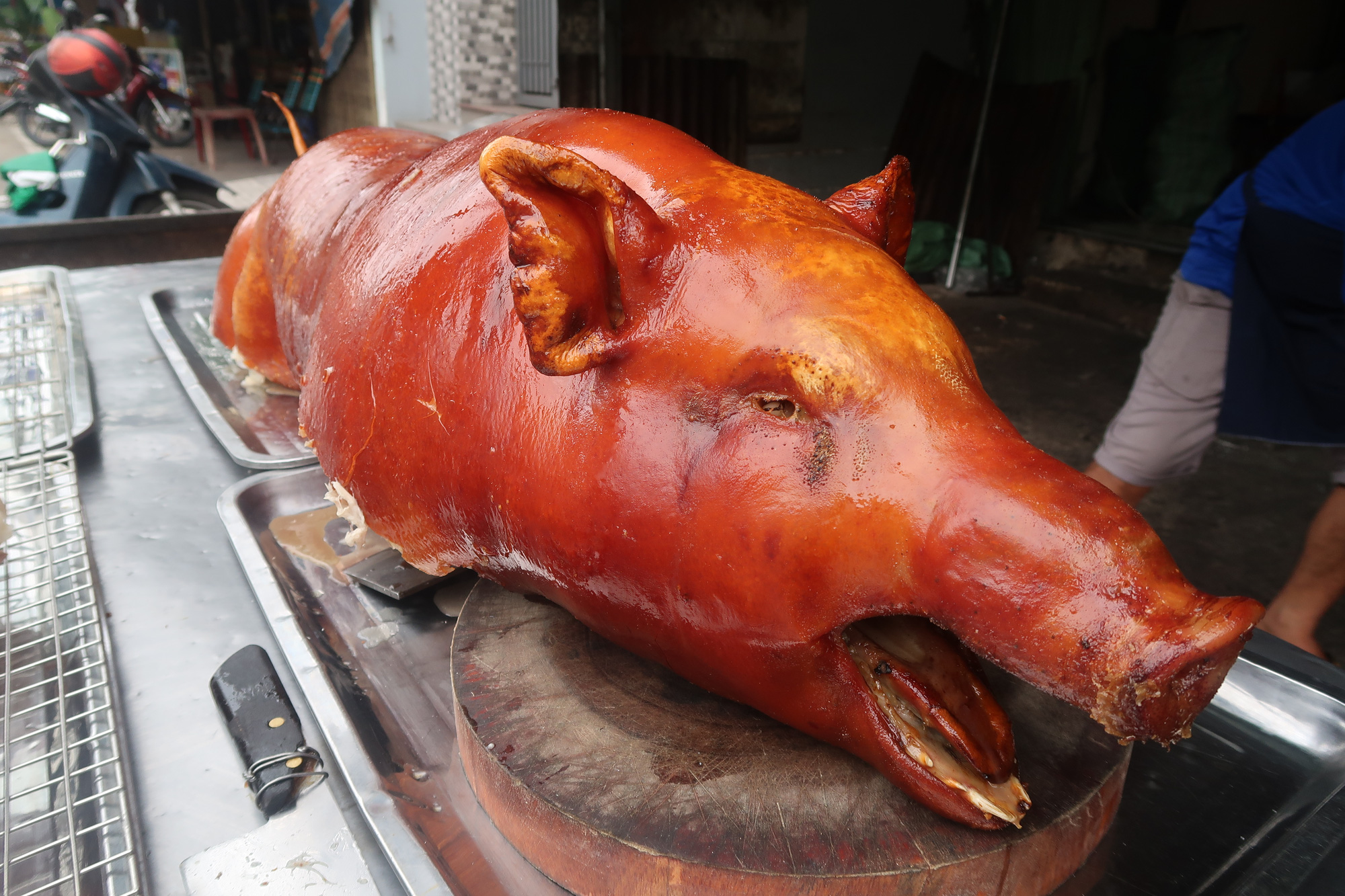 &ldquo;Chết th&egrave;m&rdquo; với h&agrave;ng heo quay da gi&ograve;n, vịt quay v&agrave;ng ươm si&ecirc;u đ&ocirc;ng kh&aacute;ch - Ảnh 11.