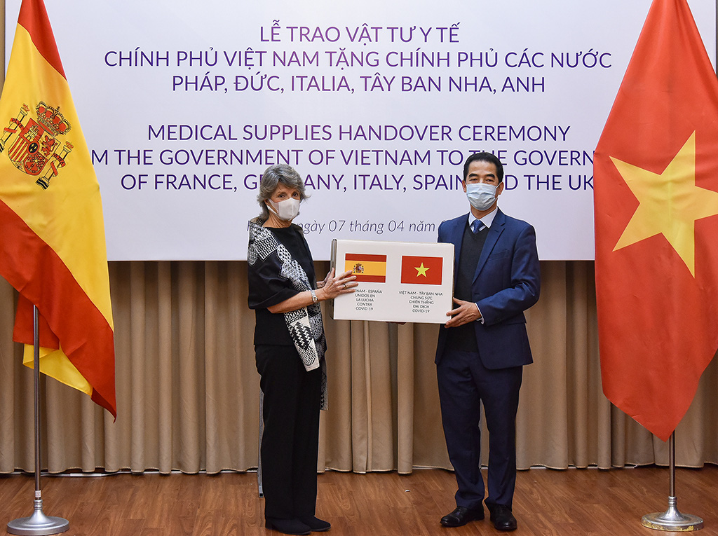 Hành trình của chiếc khẩu trang trong dịch Covid-19 - Ảnh 2.
