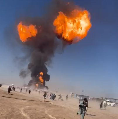H&agrave;ng trăm xe chở nhi&ecirc;n liệu ph&aacute;t nổ ở bi&ecirc;n giới Iran - Afghanistan - Ảnh 2.